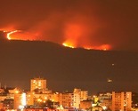 Dva kanadera pomažu u gašenju velikog šumskog požara kod Splita