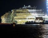 Costa Concordia uspravljena i postavljena na platformu