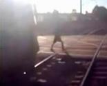 Australac čudom izbjegao smrt prelazeći prugu