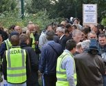 Radnici ZOI-ja u suzama čekaju pomoć ispred Vlade KS
