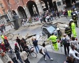 Milano: Podmornica "izronila" iz ulice i oštetila automobil