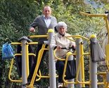 Penzioneri treniraju na fitnes spravama u Vilsonovom