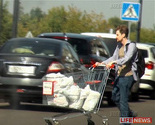 Ruski portal tvrdi ima fotografiju Snowdena koji se vraća iz kupovine u Moskvi