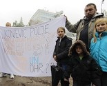Roditelji i djeca iz Konjević Polja provest će noć pred zgradom OHR-a