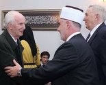 Reis Husein ef. Kavazović počastio goste baklavom, a djeci podijelio bajram banku