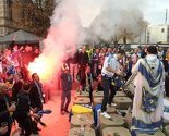 Navijači se pripremaju za polazak na stadion, pjesma, bubnjevi i bakljada na ulicama Kaunasa