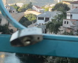 Na mostu u Mostaru "niču" katanci, pretpostavlja se da ih postavljaju zaljubljeni