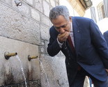 Bulent Arinc se napio vode sa česme ispred Begove džamije
