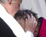 Papa poljubio nasmrt bolesnog muškarca prekrivenog čirevima