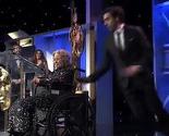 Sacha Baron Cohen s bine gurnuo staricu u invalidskim kolicima