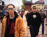 Mladići sa povezima preko očiju prošetali centrom Sarajeva