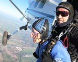 Devedesettrogodišnjak s instruktorom skočio iz aviona, ponio i pepeo preminule supruge