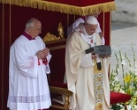 Papa Franjo javnosti predstavio fragmente kostiju apostola Petra