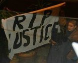 Majke Srebrenice okrenule leđa Meronu, grupa građana poručila 'RIP Justice' i izašla iz sale