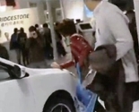 Kineskinja "podivljala" na sajmu nakon što joj je suprug odbio kupiti automobil
