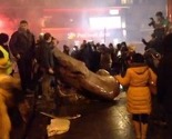 Ukrajinski demonstranti oborili Lenjinovu statuu