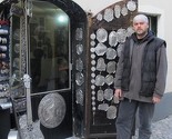 Kazandžija Omar Krasnić kuje gitare i nakit iz reciklaže