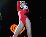 "Zločesta" Miley u crvenom trikou