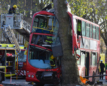 London: Čuveni crveni autobus udario u drvo, 30 povrijeđenih