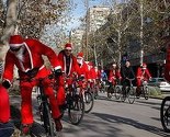 Stotinjak Djeda Mrazova provozalo se na biciklima ulicama Mostara