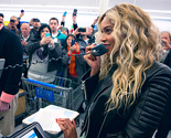 Uoči praznika Beyonce poklonila kupone kupcima u Walmartu vrijedne 37.500 dolara