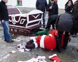 Poljska: Pijani Deda Mraz i njegova pomoćnica pali sa sanki