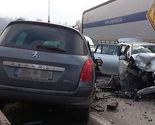 Žestok sudar tri automobila i kamiona kod Zenice, povrijeđeno šest osoba