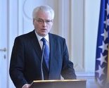 Ivo Josipović na kućnoj njezi nakon operacije na oku