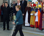 Angela Merkel se kreće uz pomoć štake, primila djecu koja sakupljaju pomoć za izbjeglice