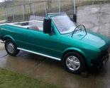 Modificirani Yugo kabriolet bez vrata i sa retrovizorima od kamiona