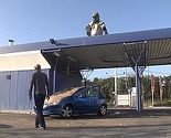 Remi Gaillard prerušen u goluba uprljao tek oprani automobil