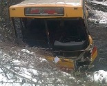 Vareš: Autobus se sudario sa kombijem i sletio u rijeku, troje povrijeđenih