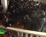 Pogledajte brutalan napad ukrajinskih demonstranata na policiju