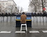 Klavir usred protesta u Kijevu