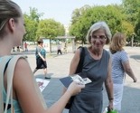 Uprkos inspekcijama ulični prodavači čestitki nastavljaju nelegalni rad