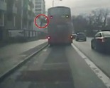 Šokantan video na kojem je putnik "proletio" kroz prozor autobusa u Londonu
