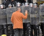 Protesti u Tuzli počeli pjesmom, završili obračunom, a nastavak najavljen za danas