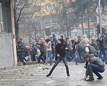 Pogledajte kako su demonstranti bacali kamenje i baklje na zgradu Vlade TK