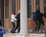 Pogledajte snimak kamenovanja zgrade Vlade KS i hapšenje demonstranta