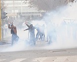 Snimak koji je razbjesnio javnost: Policija suzavcem šprica studente koji mirno stoje ispred fakulteta
