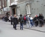 Građani čekaju ispred policije, traže oslobađanje uhapšenih