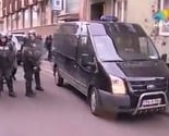 Snimak prebacivanja privedenih demonstranata u Tužilaštvo KS