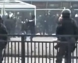 Pogledajte kako policajac kamenuje demonstrante u Tuzli