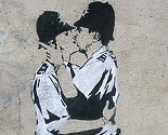 Banksyjev mural s policajcima koji ljube prodat za više od pola miliona dolara