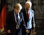 Shimon Peres odlikovao Merkelovu medaljom za izuzetnost