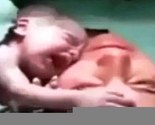 Novorođenče se bori da ostane uz majku dok ga sestra nosi na kupanje