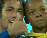 Neymar spriječio redare da izvedu dječaka s terena, a potom se uslikao s njim