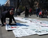Novi dan protesta u Sarajevu uz razglas, transparente i kafu