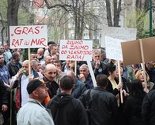 Protesti ispred Vlade KS: Stotine radnika traže da im se vrati dostojanstvo