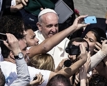 Papa Franjo na masovnoj selfie fotografiji na Trgu sv. Petra
